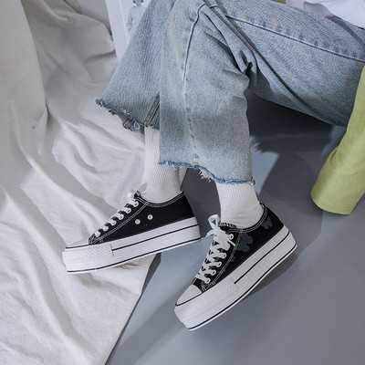 Sieviešu kedas ar plakanām zolēm un mežģīnēm melnā un baltā krāsā