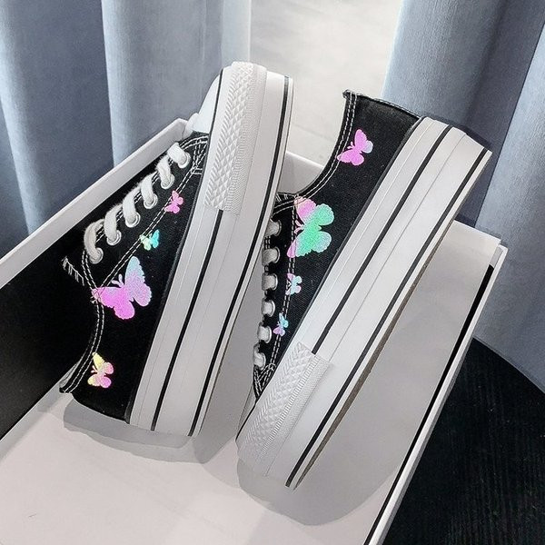 Sieviešu kedas ar plakanām zolēm un mežģīnēm melnā un baltā krāsā