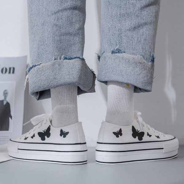 Sieviešu kedas ar plakanām zolēm un mežģīnēm melnā un baltā krāsā