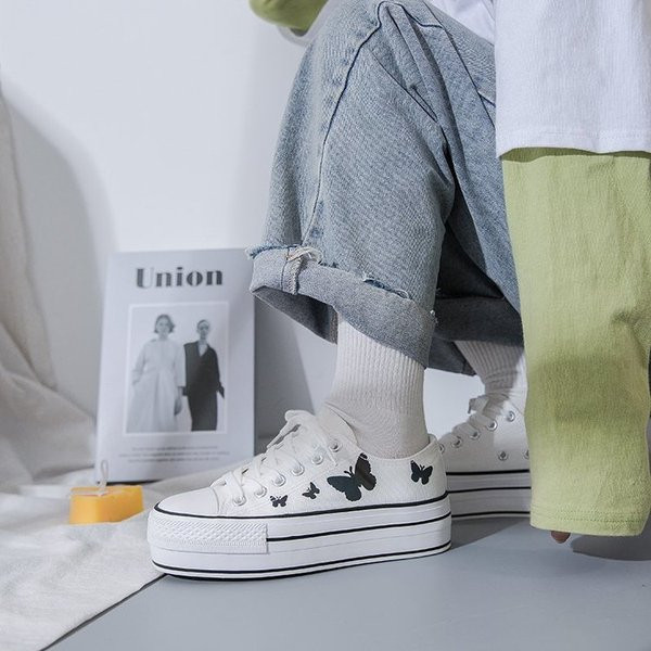 Sieviešu kedas ar plakanām zolēm un mežģīnēm melnā un baltā krāsā