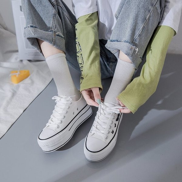 Sieviešu kedas ar plakanām zolēm un mežģīnēm melnā un baltā krāsā