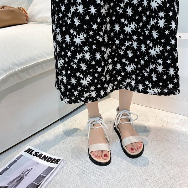 Bézs és fekete fűzős női szandál