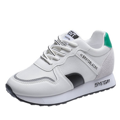 Sieviešu kedas ar mežģīnēm un uzrakstu baltā un melnā krāsā