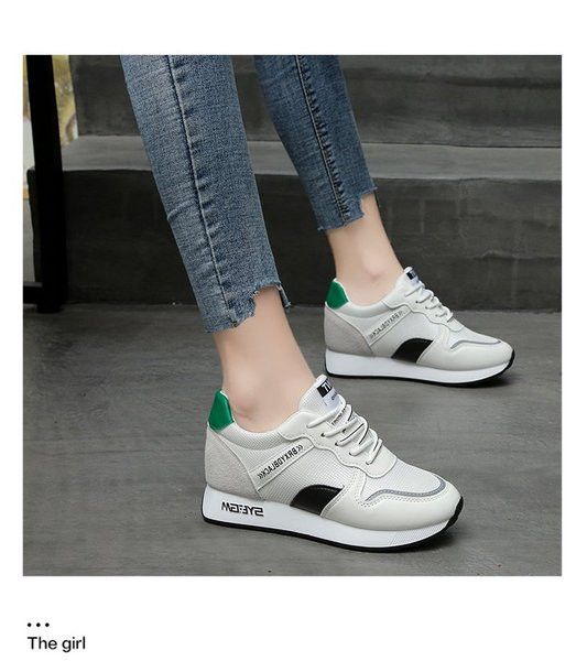 Sieviešu kedas ar mežģīnēm un uzrakstu baltā un melnā krāsā