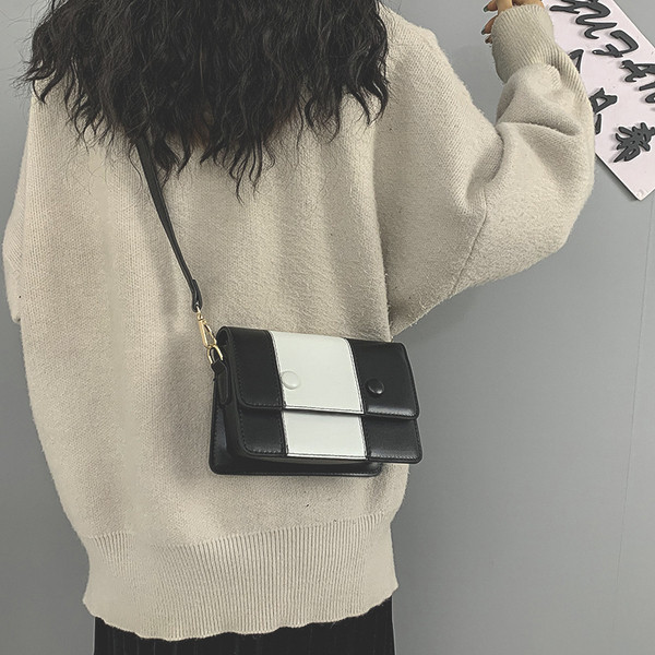 Sieviešu ādas soma ar garu rokturi melnā krāsā