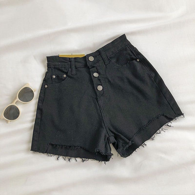 Jauns šortu modelis ar pogām