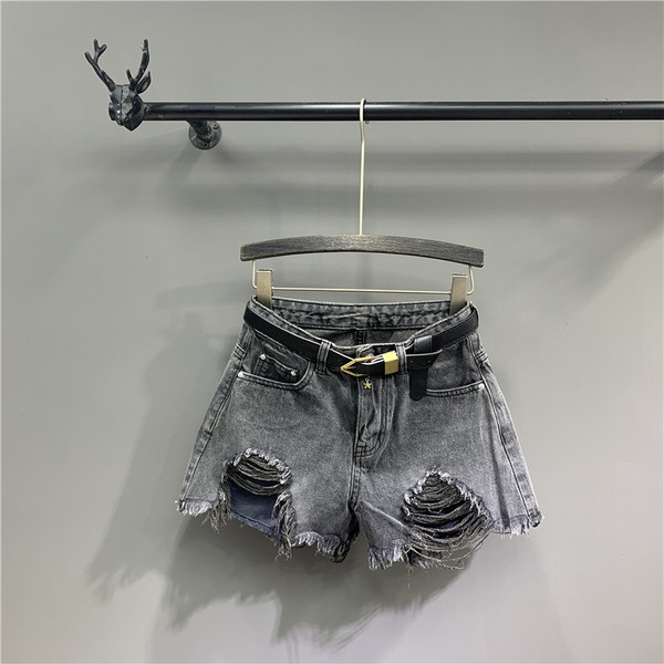 Jauns sieviešu džinsu šortu modelis ar jostiņu un saplēstiem motīviem