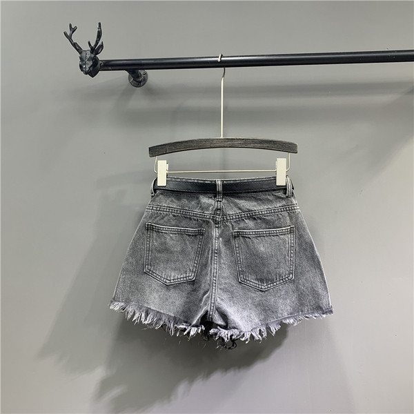 Jauns sieviešu džinsu šortu modelis ar jostiņu un saplēstiem motīviem