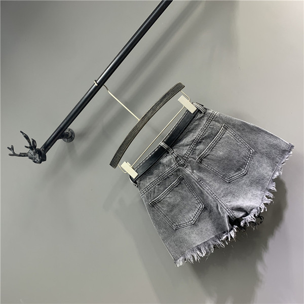 Jauns sieviešu džinsu šortu modelis ar jostiņu un saplēstiem motīviem