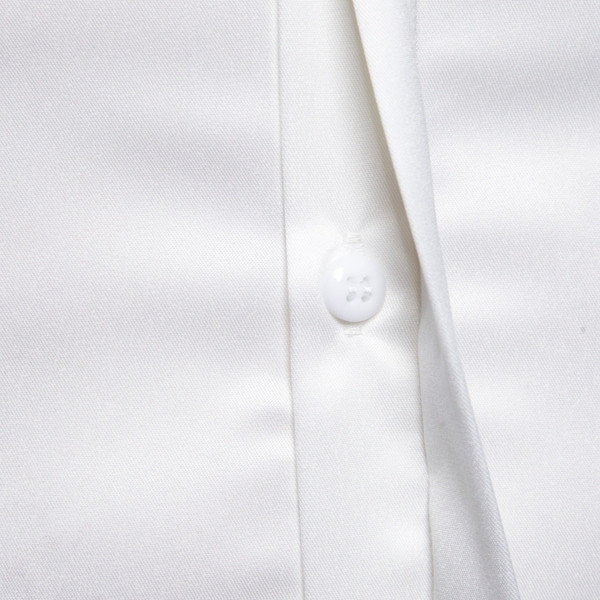 Moderns vīriešu krekls ar klasisku apkakli un garām piedurknēm baltā krāsā