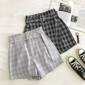 Kockás rövidnadrág zsebekkel és övvel