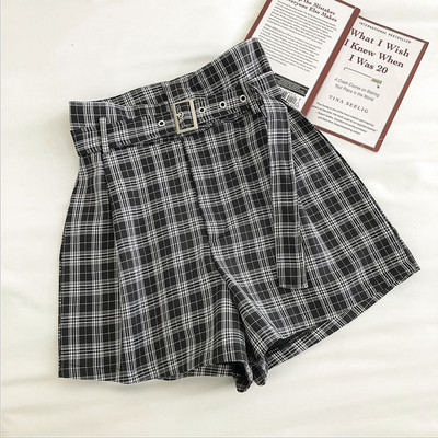 Kockás rövidnadrág zsebekkel és övvel