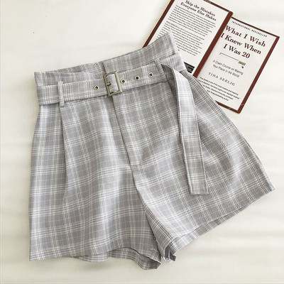 Kockás rövidnadrág zsebekkel és övvel