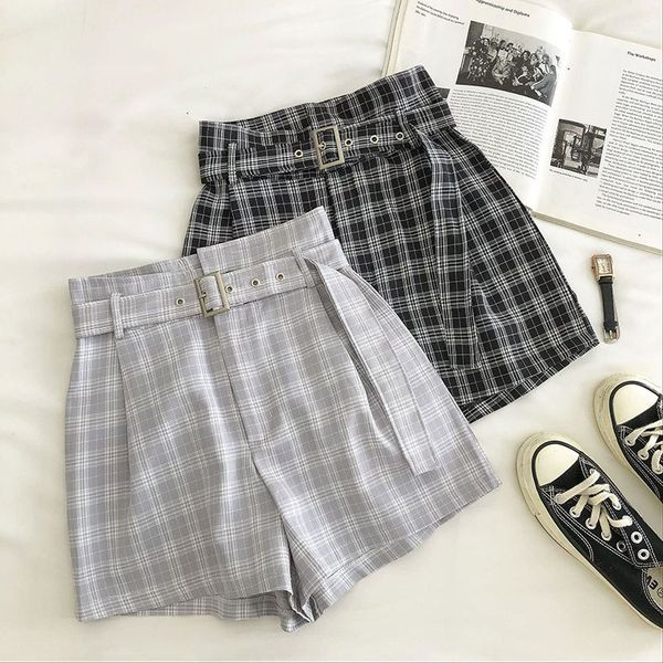 Kockás rövidnadrág zsebekkel és övvel