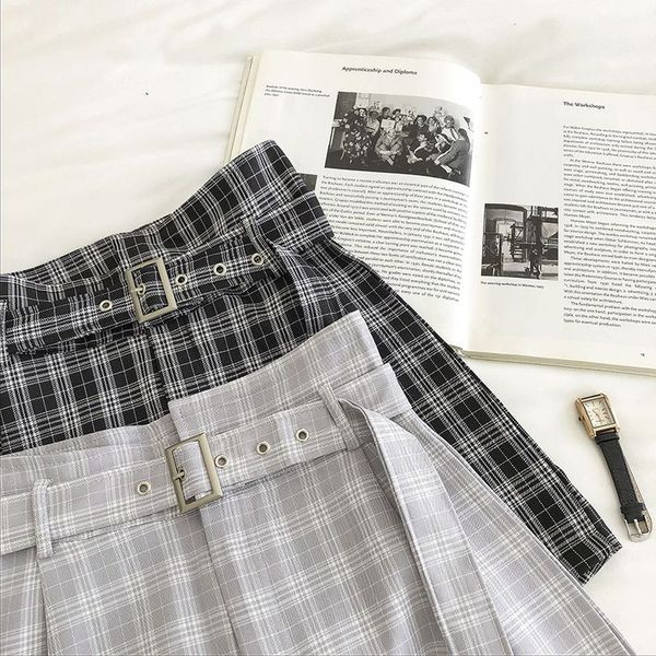 Kockás rövidnadrág zsebekkel és övvel