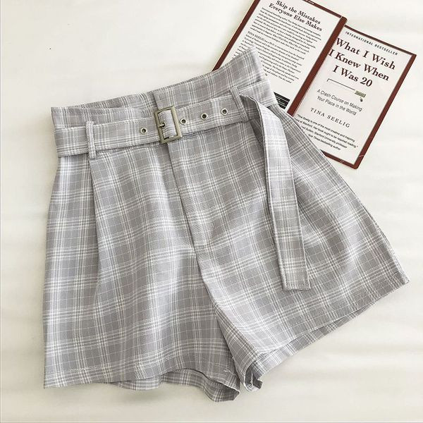 Kockás rövidnadrág zsebekkel és övvel