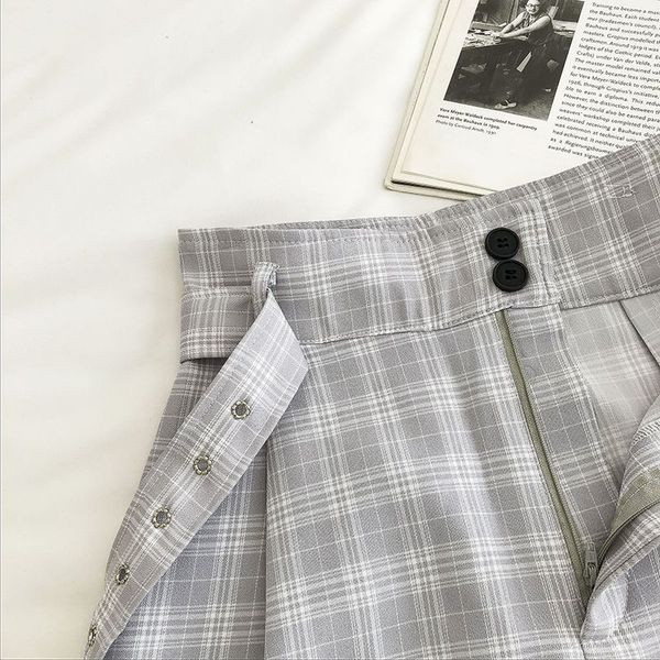 Kockás rövidnadrág zsebekkel és övvel