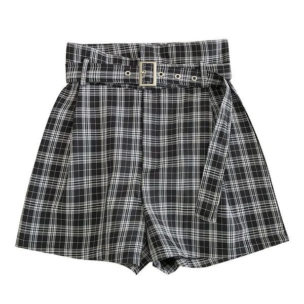 Kockás rövidnadrág zsebekkel és övvel