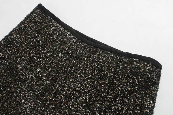 Jauns sieviešu šortu modelis ar spīdīgu efektu