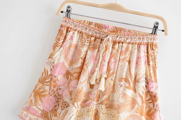 Uus mudel lühikesed naiste mustriga püksid