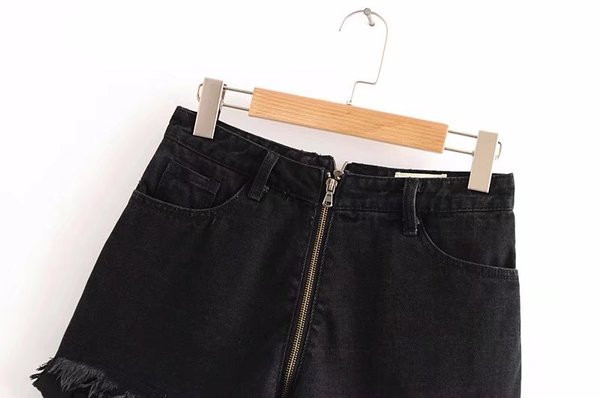 Uus mudel lukuga ja rebenenud motiividega teksapüksid