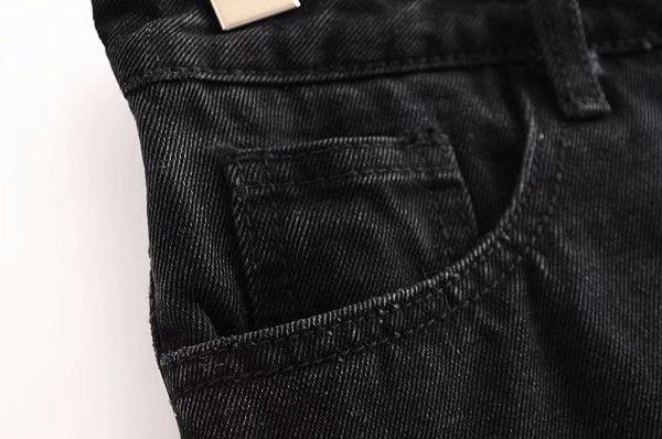 Uus mudel lukuga ja rebenenud motiividega teksapüksid