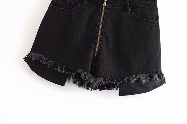 Uus mudel lukuga ja rebenenud motiividega teksapüksid