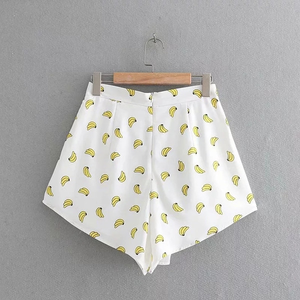 Casual γυναικείο σορτς με βολάν σε λευκό χρώμα