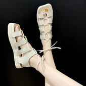 Modernas sieviešu sandales ar mežģīnēm un biezu zoli