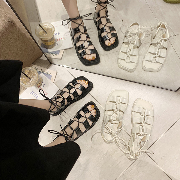 Modernas sieviešu sandales ar mežģīnēm un biezu zoli