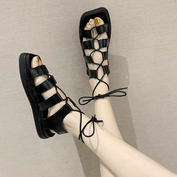 Modernas sieviešu sandales ar mežģīnēm un biezu zoli