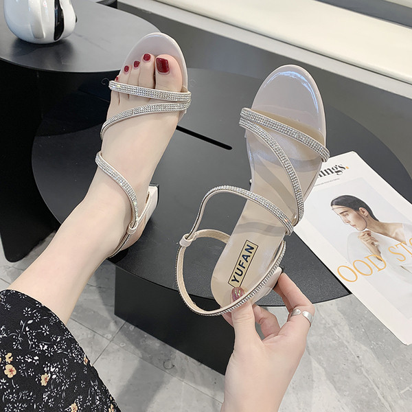 Ikdienas sieviešu sandales ar zemām zolēm un akmeņiem