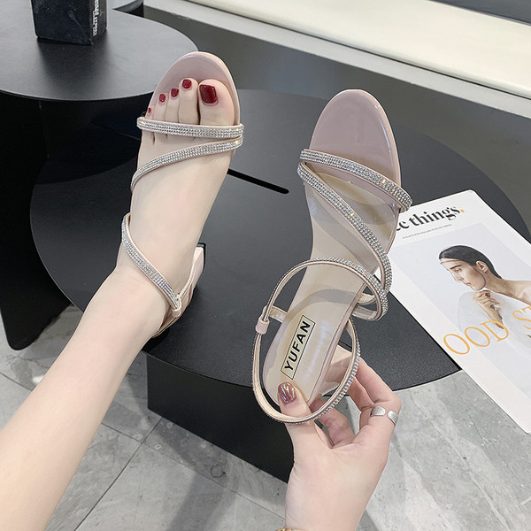 Ikdienas sieviešu sandales ar zemām zolēm un akmeņiem