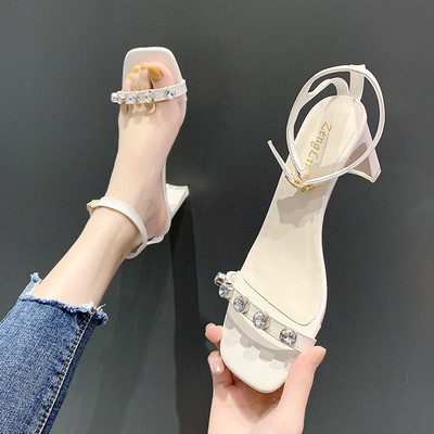 Elegáns női szandál kövekkel és magassarkúval