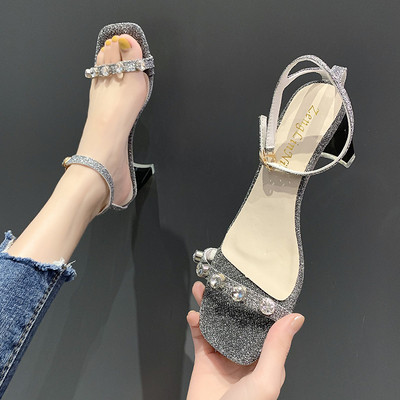 Elegáns női szandál kövekkel és magassarkúval