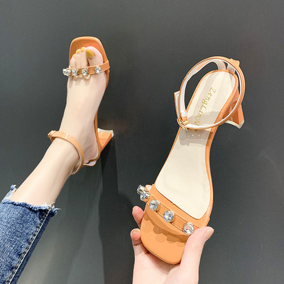 Elegáns női szandál kövekkel és magassarkúval