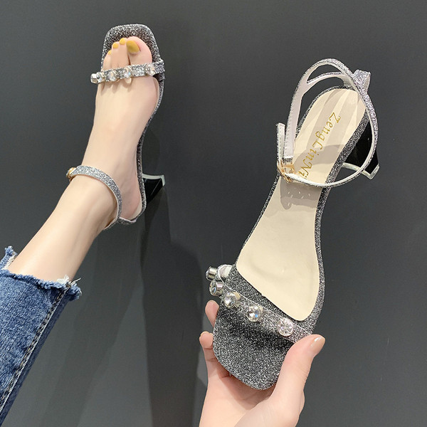 Elegantas sieviešu sandales ar akmeņiem un augstiem papēžiem