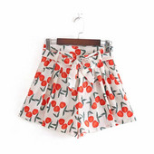 Jauns sieviešu šortu modelis ar jostiņu un rakstu