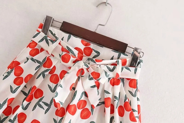 Jauns sieviešu šortu modelis ar jostiņu un rakstu