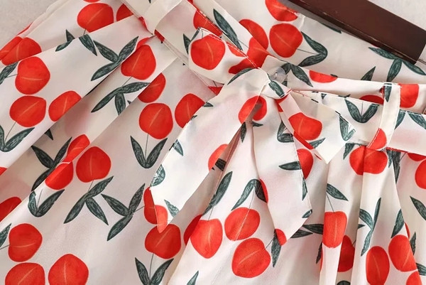 Jauns sieviešu šortu modelis ar jostiņu un rakstu