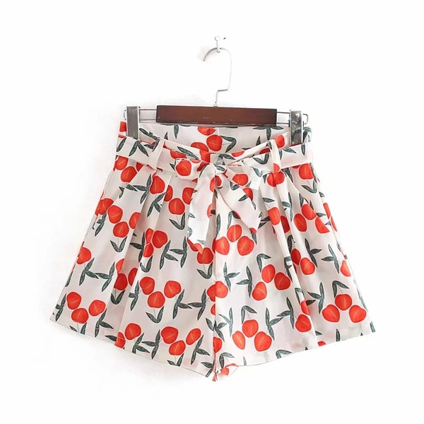 Jauns sieviešu šortu modelis ar jostiņu un rakstu