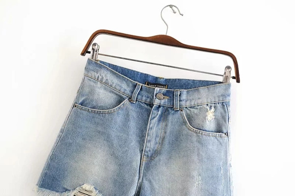 Uus mudel rebenenud motiividega teksapüksid