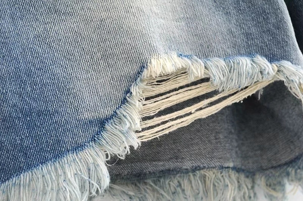 Uus mudel rebenenud motiividega teksapüksid