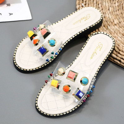 Női nyári papucs fekete-fehér díszítőelemekkel