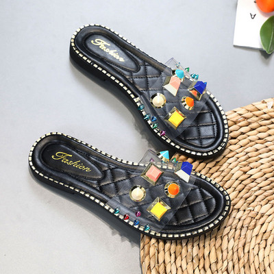 Női nyári papucs fekete-fehér díszítőelemekkel