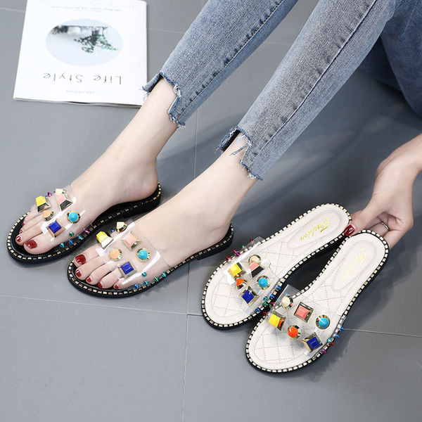 Női nyári papucs fekete-fehér díszítőelemekkel