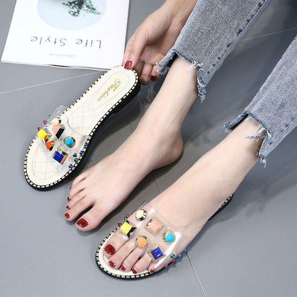 Női nyári papucs fekete-fehér díszítőelemekkel