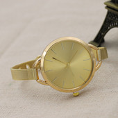 Stilīgs sieviešu pulkstenis ar plānu metāla siksniņu