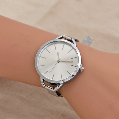 Stilīgs sieviešu pulkstenis ar plānu metāla siksniņu