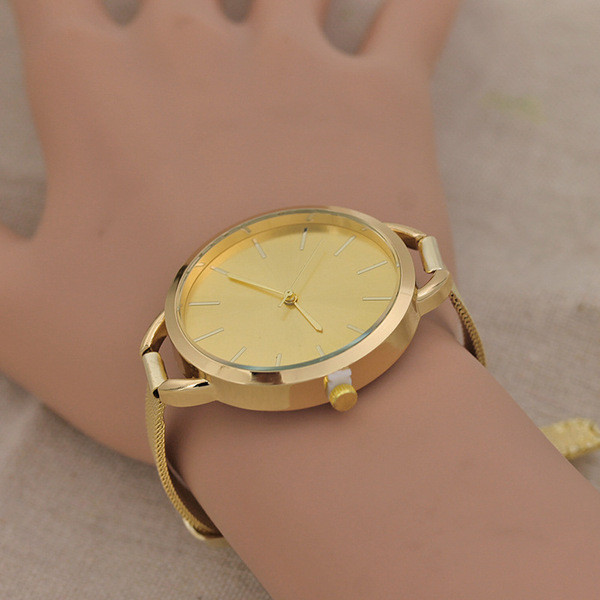 Stilīgs sieviešu pulkstenis ar plānu metāla siksniņu